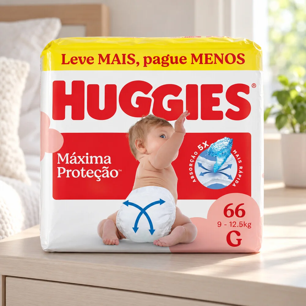 Pacote branco e vermelho de Huggies G com 66 fraldas perto da janela