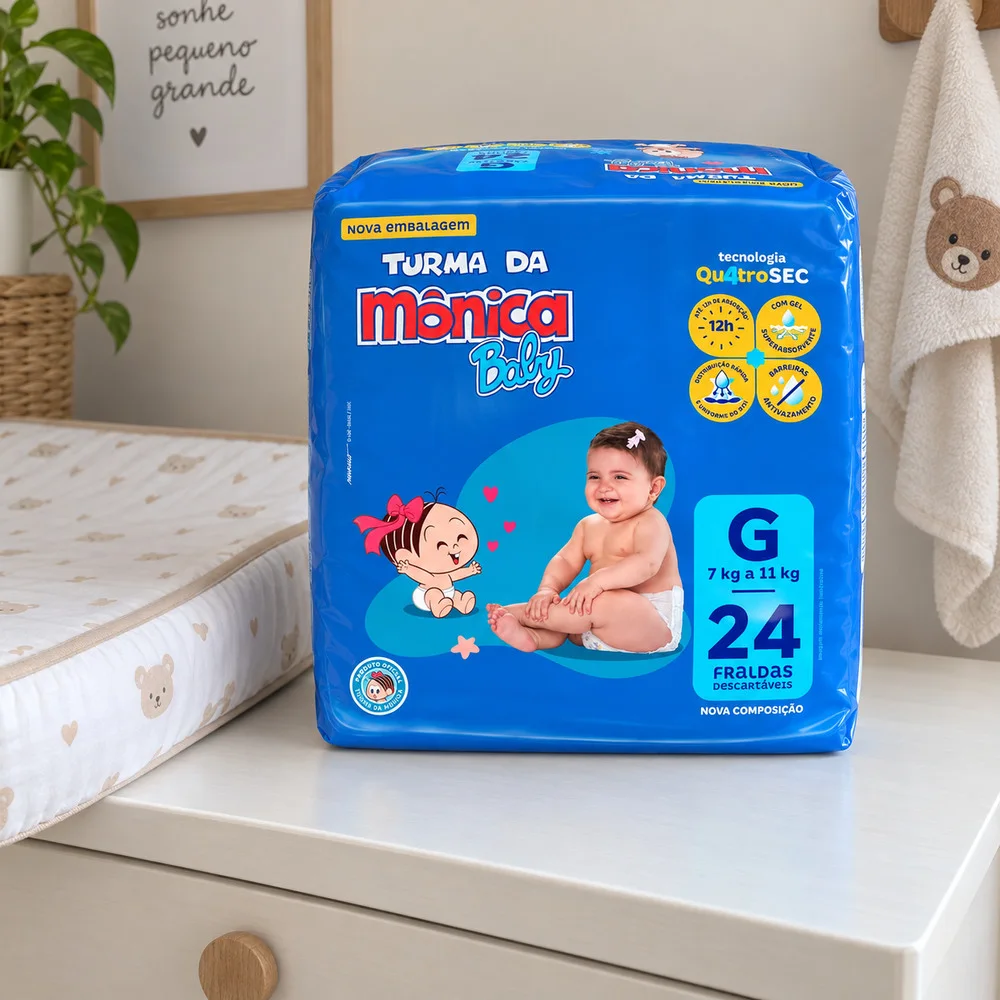 Pacote azul de Turma da Mônica Baby G com 24 fraldas ao lado do trocador